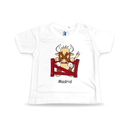 Camiseta infantil blanca con toro enfadado detrás de una valla roja y la palabra Madrid