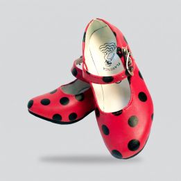 Zapatos de flamenca rojos con lunares negros, correa y hebilla