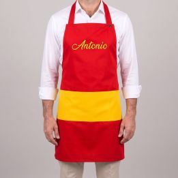 Hombre con el delantal España con peto personalizado con «Antonio» bordado en amarillo