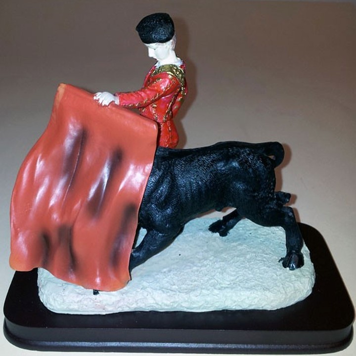 Figura de toureiro a dar passes taurinos – vista 2