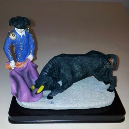 Figura de toureiro a dar passes taurinos – vista 4