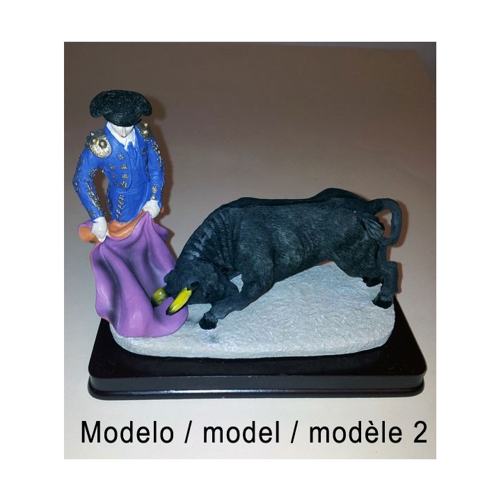 Figura de torero realizando pases taurinos – vista 4