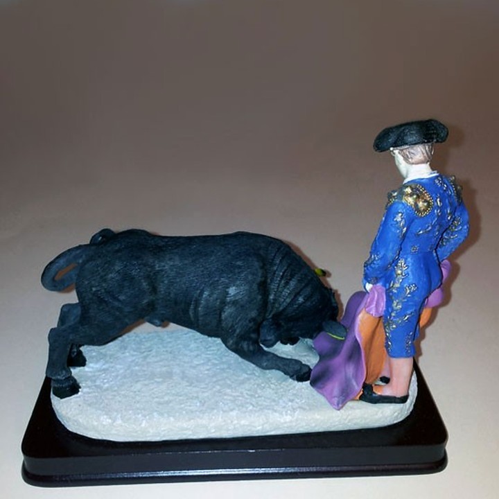 Figura de toureiro a dar passes taurinos – vista 5