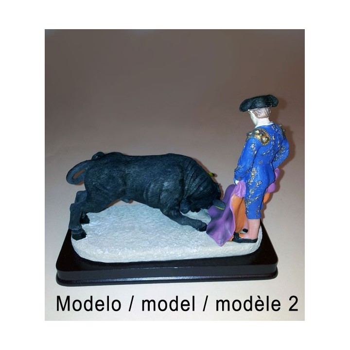 Figura de torero realizando pases taurinos – vista 5