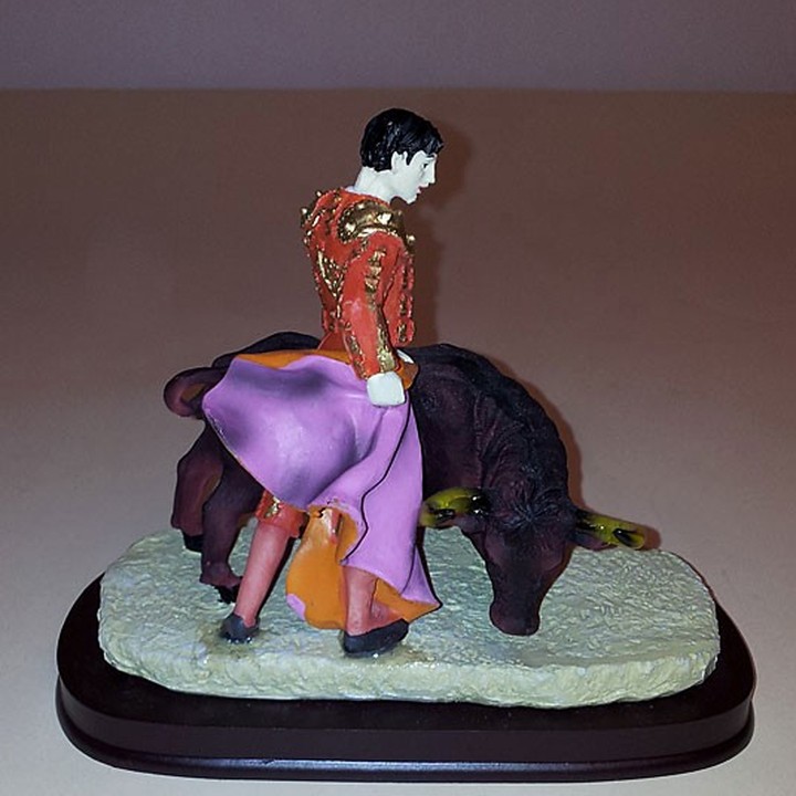 Statuetta di torero che esegue passaggi taurini – vista 6