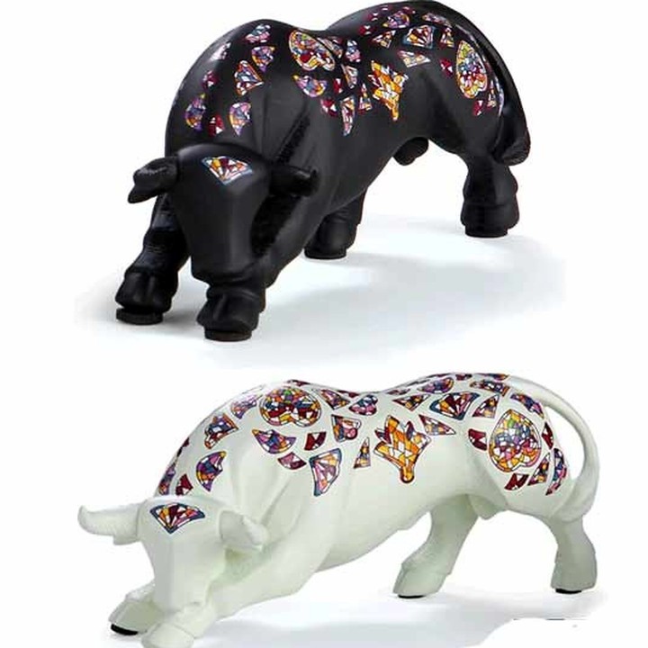 Figur liegender Stier Sirenes von Nadal, limitierte Serie
