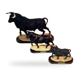 Statuetta di toro da combattimento su piedistallo con targhetta España