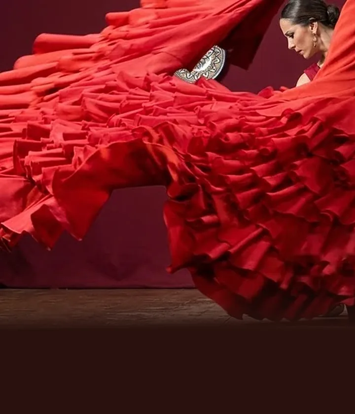 Bailaora de flamenco con vestido rojo