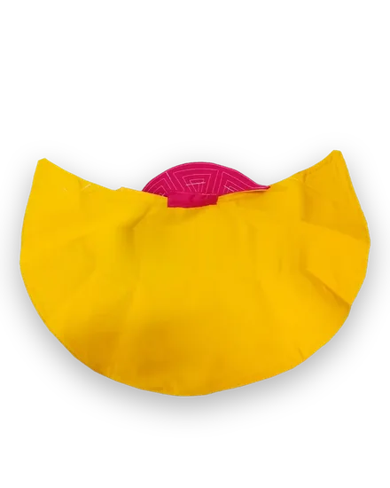 Capote de torero amarillo y rosa con el nombre bordado
